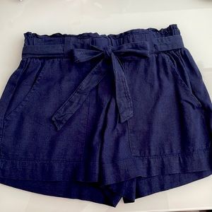 Linen and cotton high-waisted shorts size medium. Navy blue color.